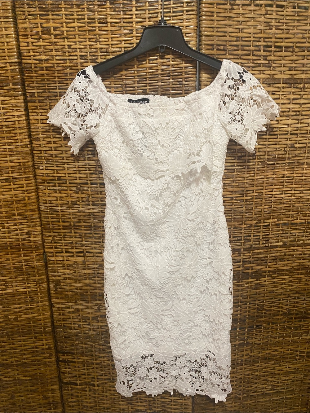 NWT EILLY BAZAR white lace lined off the shoulder wiggle dress S